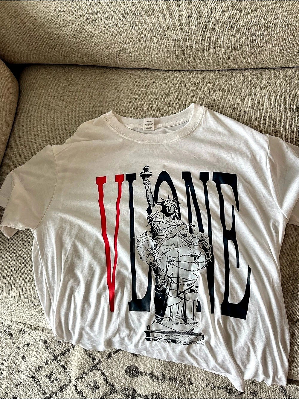 Maison Margiela Graphic Short Sleeve Tee in White & Red Size Large